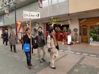 六間道商店街「魏武帝廟」前
